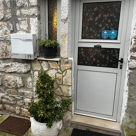 Ivica アパート フヴァル